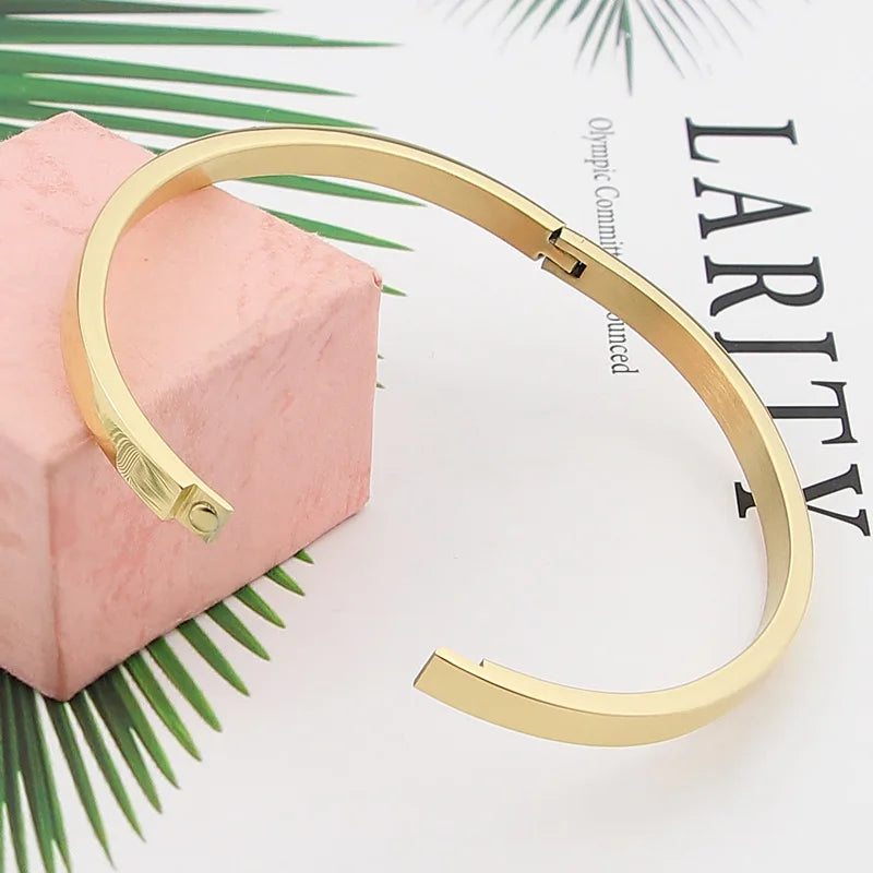 Bracelet jonc ovale tendance en acier inoxydable pour femme et enfant, bijou à breloques, cadeau idéal pour les fêtes, mariages et autres occasions spéciales. Vente en gros.