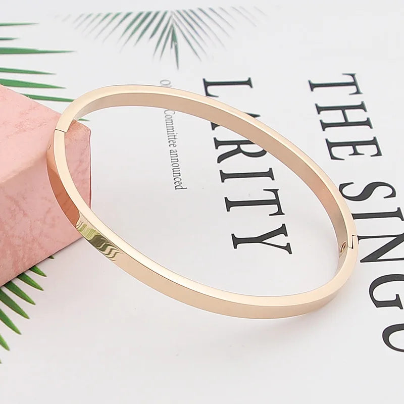 Bracelet jonc ovale tendance en acier inoxydable pour femme et enfant, bijou à breloques, cadeau idéal pour les fêtes, mariages et autres occasions spéciales. Vente en gros.