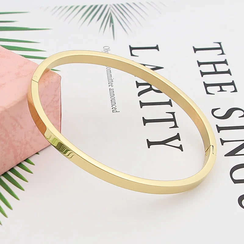 Bracelet jonc ovale tendance en acier inoxydable pour femme et enfant, bijou à breloques, cadeau idéal pour les fêtes, mariages et autres occasions spéciales. Vente en gros.