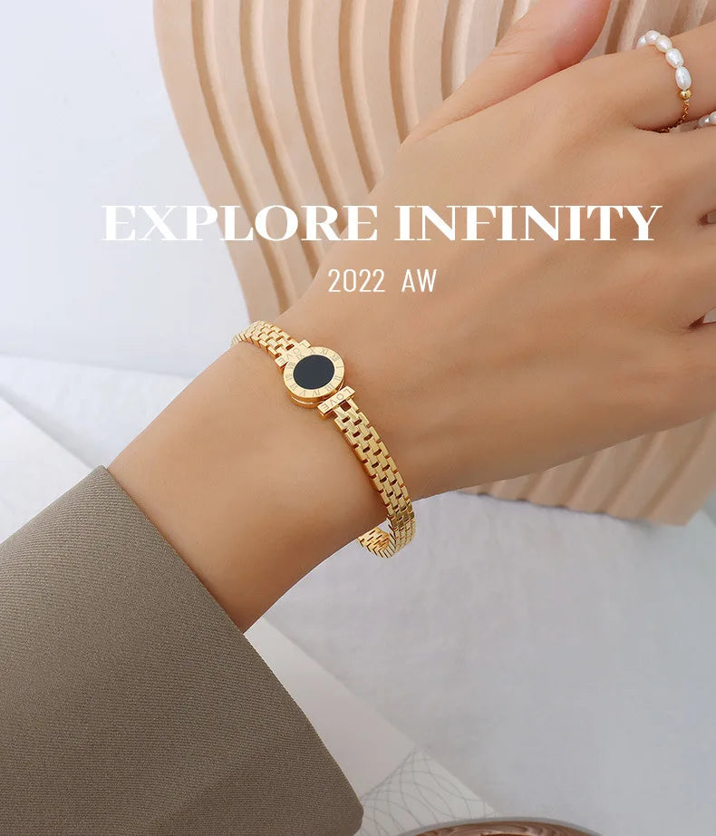 Bracelet jonc en acier chirurgical plaqué or 18 carats avec inscription « Retour à Rome » et chiffres romains.