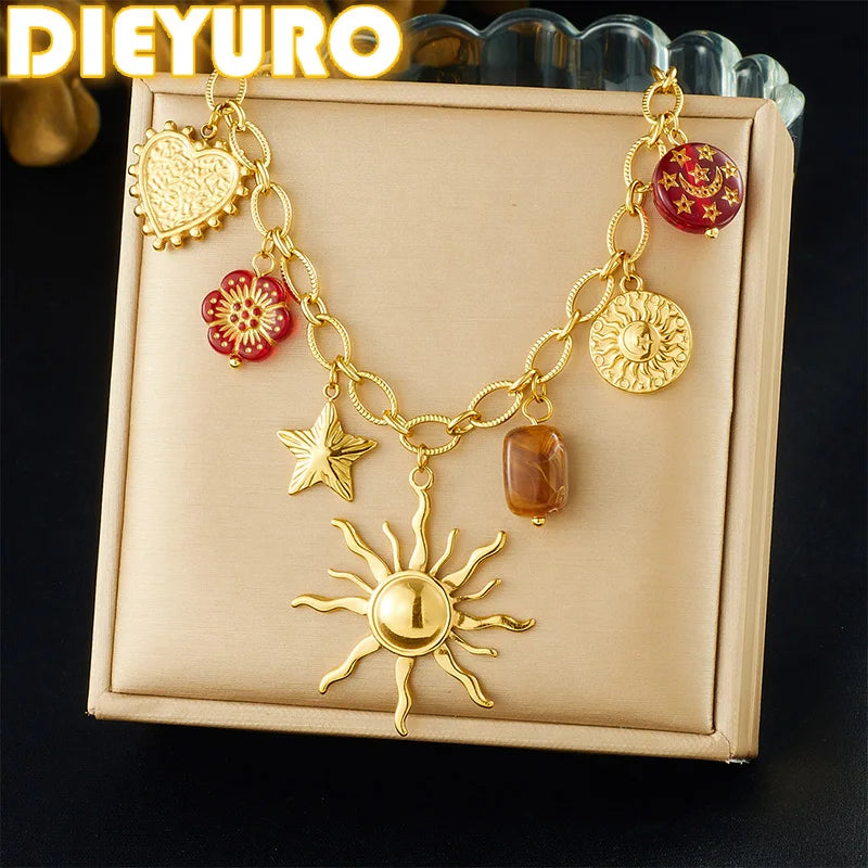 Collier pendentif DIEYURO en acier inoxydable 316L, orné d'un soleil, d'une étoile, d'un cœur et d'une fleur rouge. Étanche, il s'agit d'une chaîne à maillons pour femme, idéale pour les fêtes.