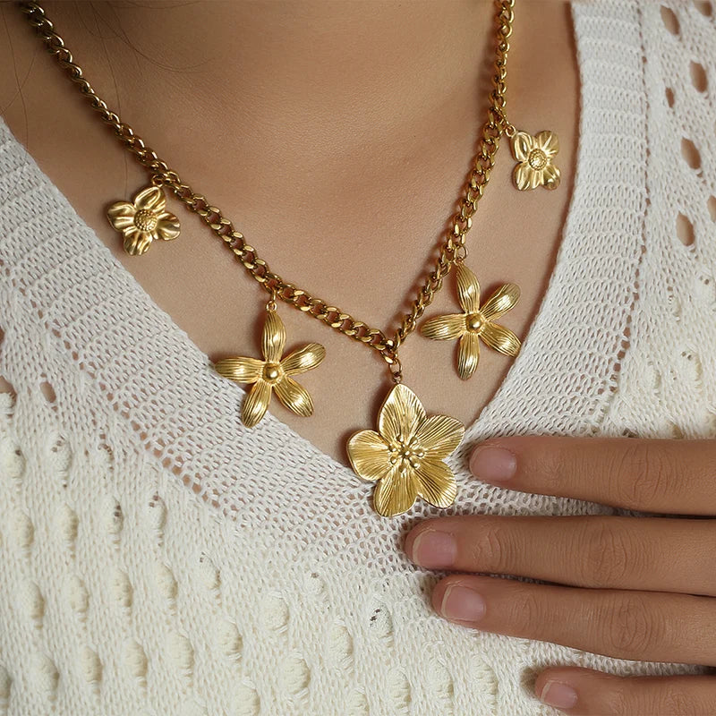 Collier pendentif tendance en acier inoxydable 316L, forme étoile de mer, lune et soleil, avec chaîne dorée. Bijou fantaisie à offrir.