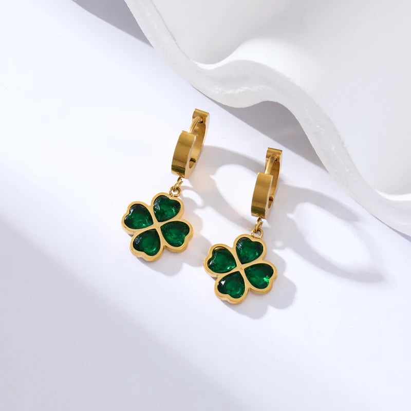 Ensemble collier, boucles d'oreilles et bracelet GANEMLY en acier inoxydable 316L avec cristal vert et trèfle. Bijou tendance et imperméable.