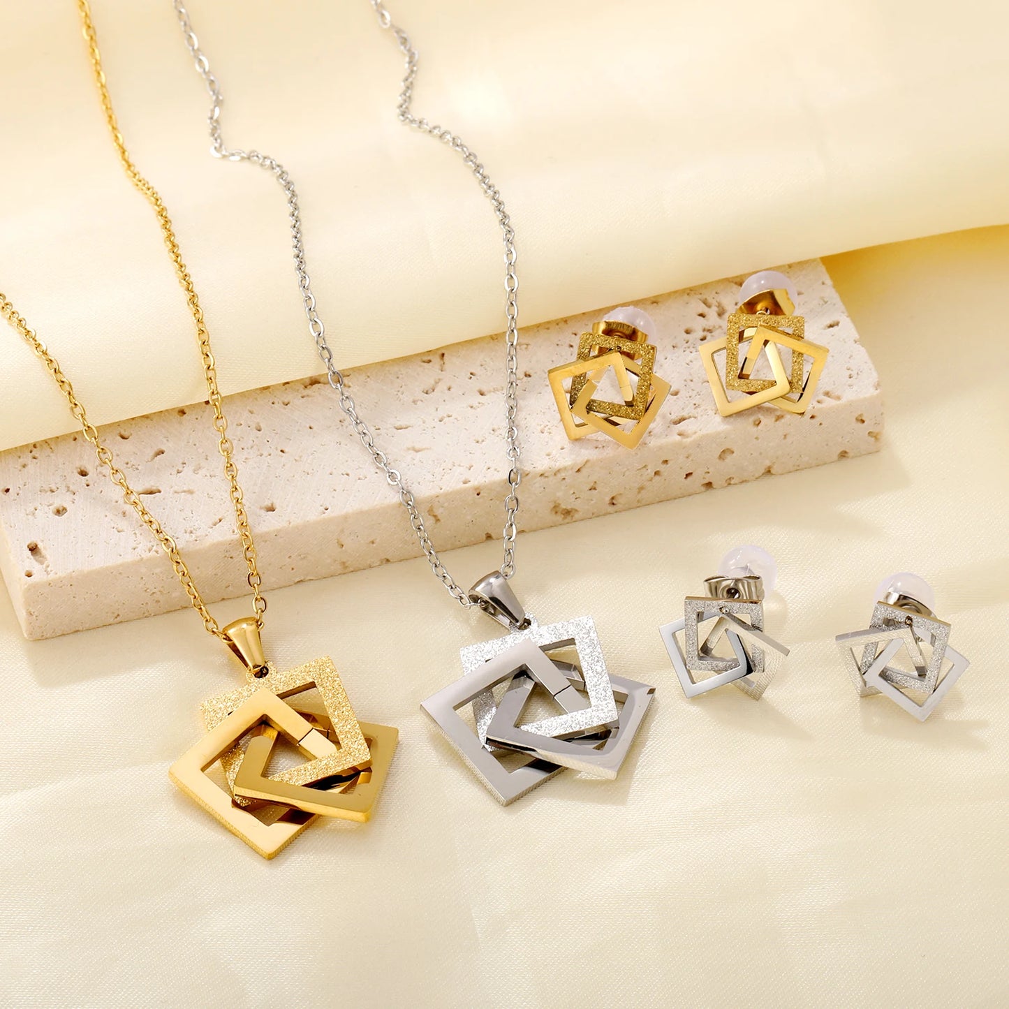 Ensemble de bijoux LUXU KISSKIDS en acier inoxydable doré et étanche, pour femme, accessoire de mariage et de fête : collier et boucles d'oreilles tendance.