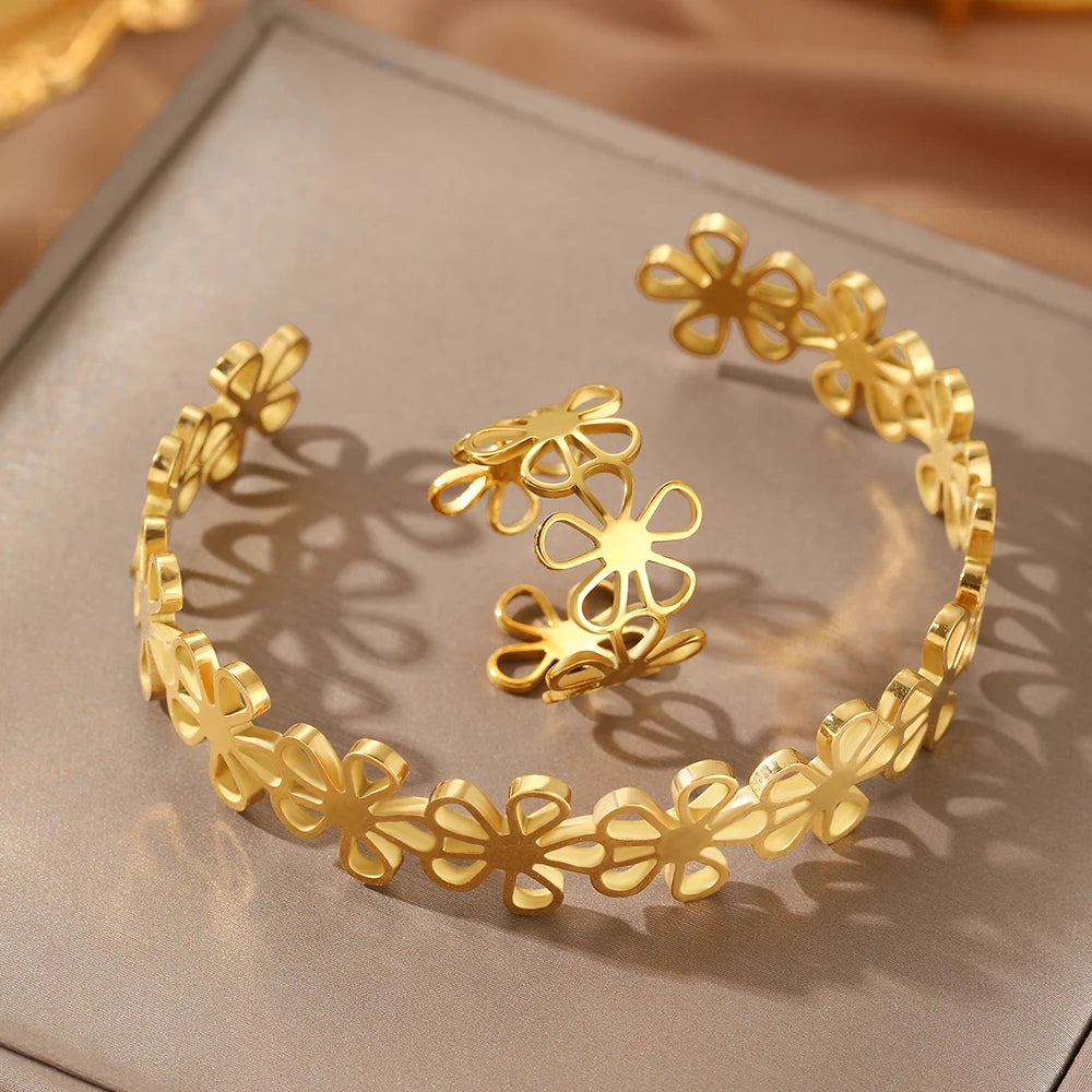 Ensemble de bagues et bracelets en acier inoxydable, style rétro original, ornés de fleurs ajourées. Bijou de haute qualité, inaltérable. Cadeau neuf.