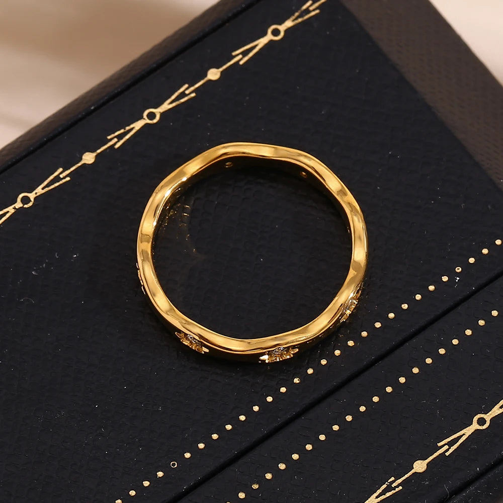 Bague E.B.belle en forme d'étoile à huit branches, ornée de strass, en acier inoxydable plaqué or 18 carats. Bijou raffiné pour femme, idéal pour les soirées et les rendez-vous.