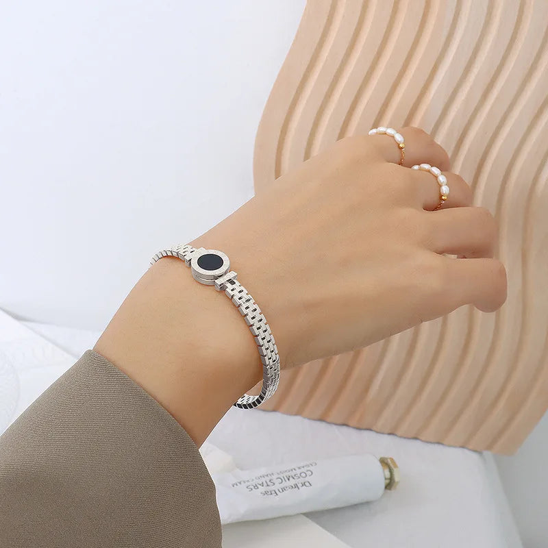 Bracelet jonc en acier chirurgical plaqué or 18 carats avec inscription « Retour à Rome » et chiffres romains.