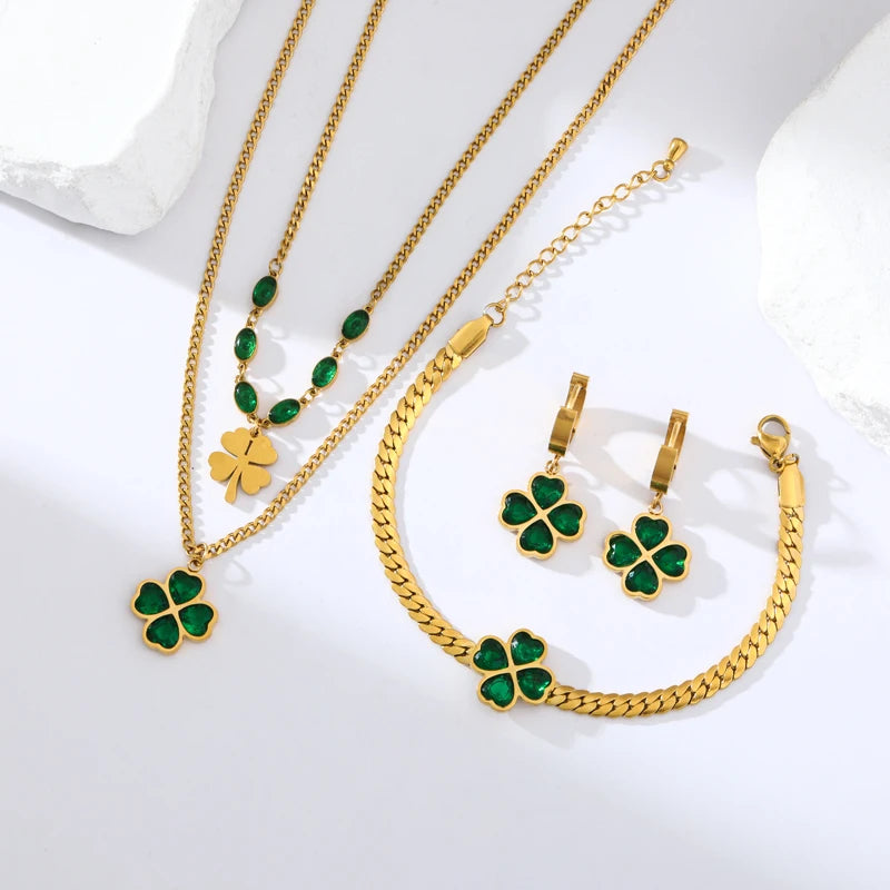 Ensemble collier, boucles d'oreilles et bracelet GANEMLY en acier inoxydable 316L avec cristal vert et trèfle. Bijou tendance et imperméable.