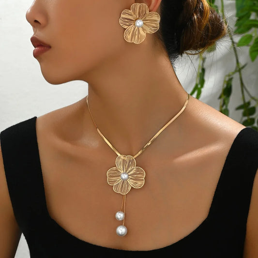 Ensemble de 2 pièces : collier et boucles d'oreilles de luxe, couleur or, orné de perles et de fleurs en relief. Bijou idéal pour un mariage ou une occasion spéciale.