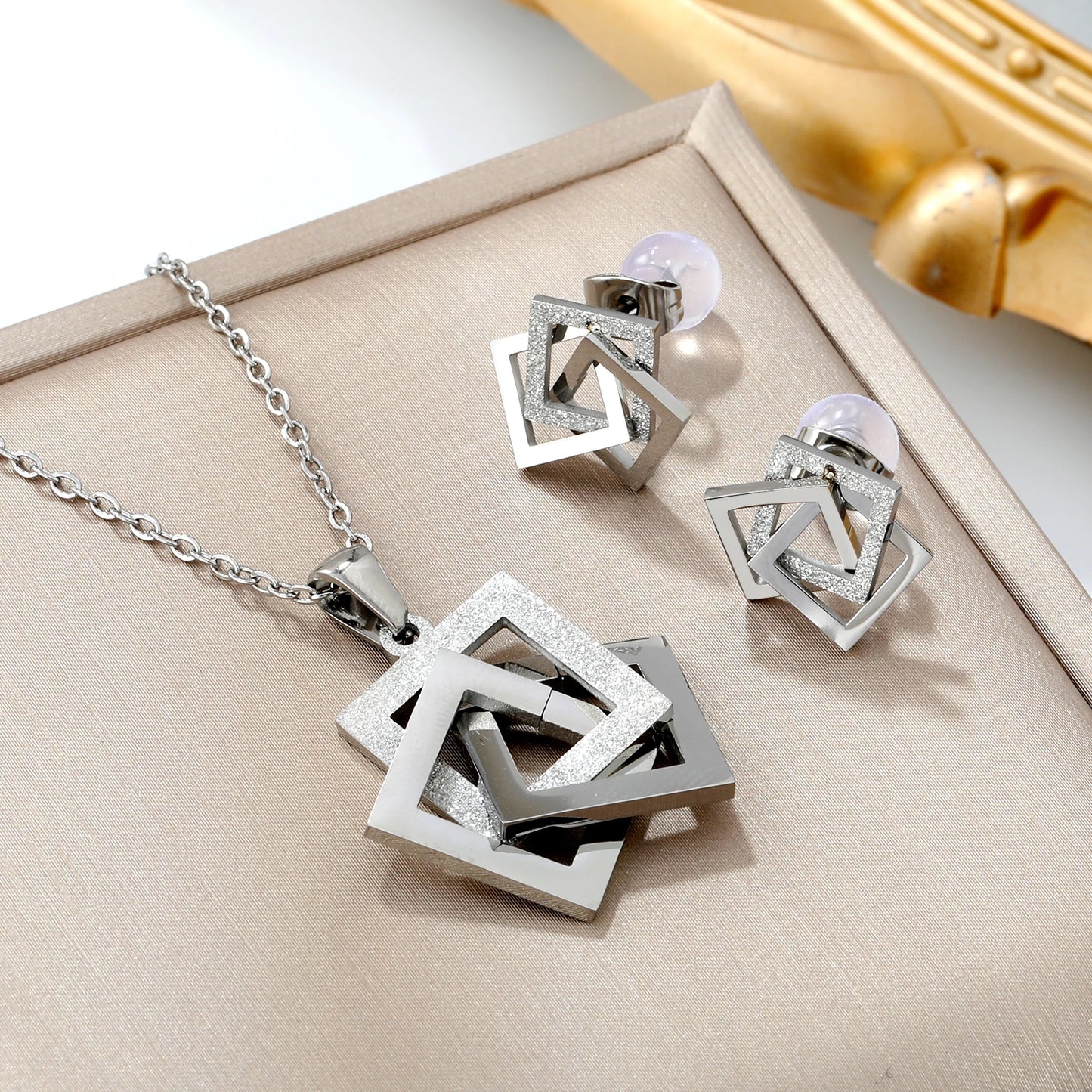 Ensemble de bijoux LUXU KISSKIDS en acier inoxydable doré et étanche, pour femme, accessoire de mariage et de fête : collier et boucles d'oreilles tendance.