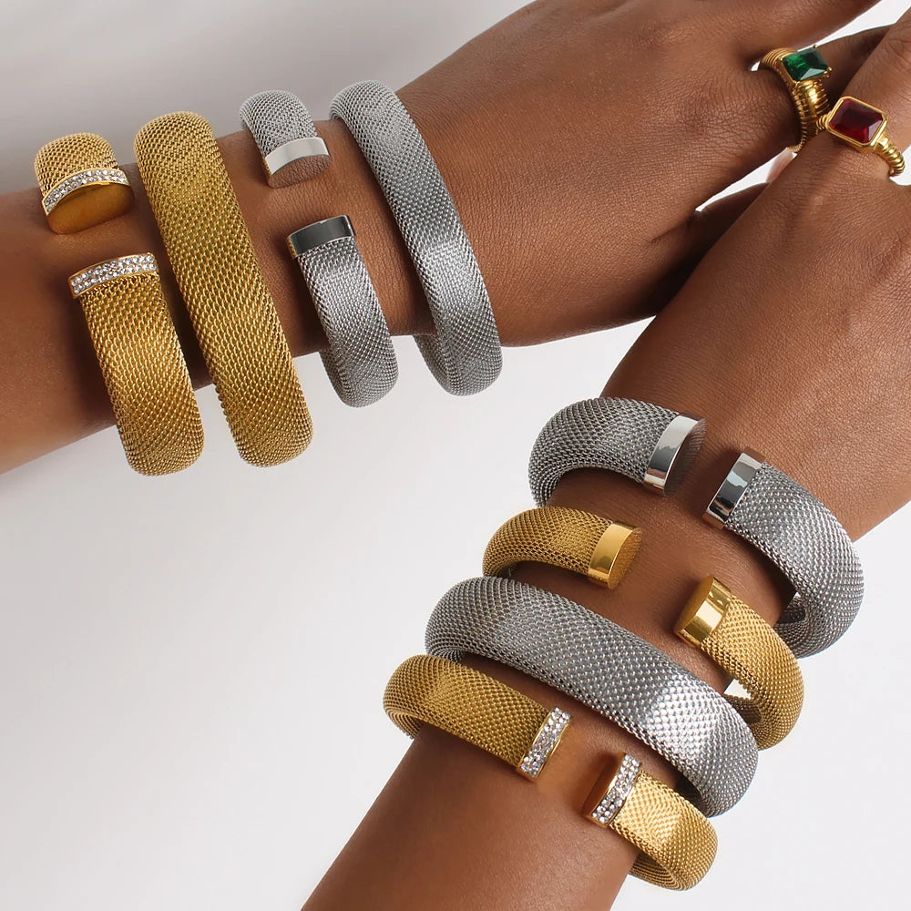 Bracelet jonc ouvert tendance en acier inoxydable 304L, plaqué or 18 carats, largeur 12 mm et épaisseur 16 mm. Bijou de poignet.