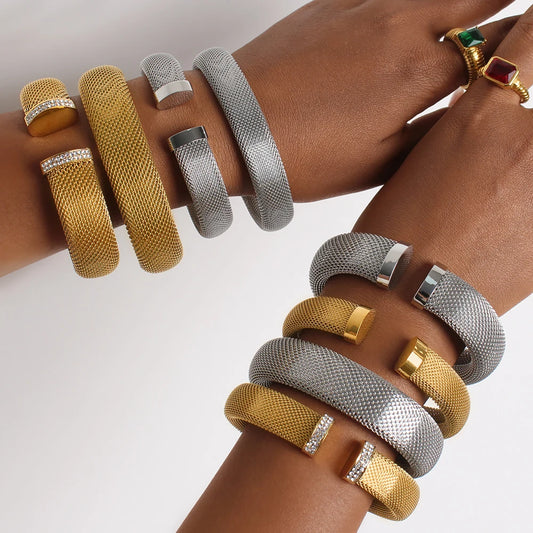 Bracelet jonc ouvert tendance en acier inoxydable 304L, plaqué or 18 carats, largeur 12 mm et épaisseur 16 mm. Bijou de poignet.