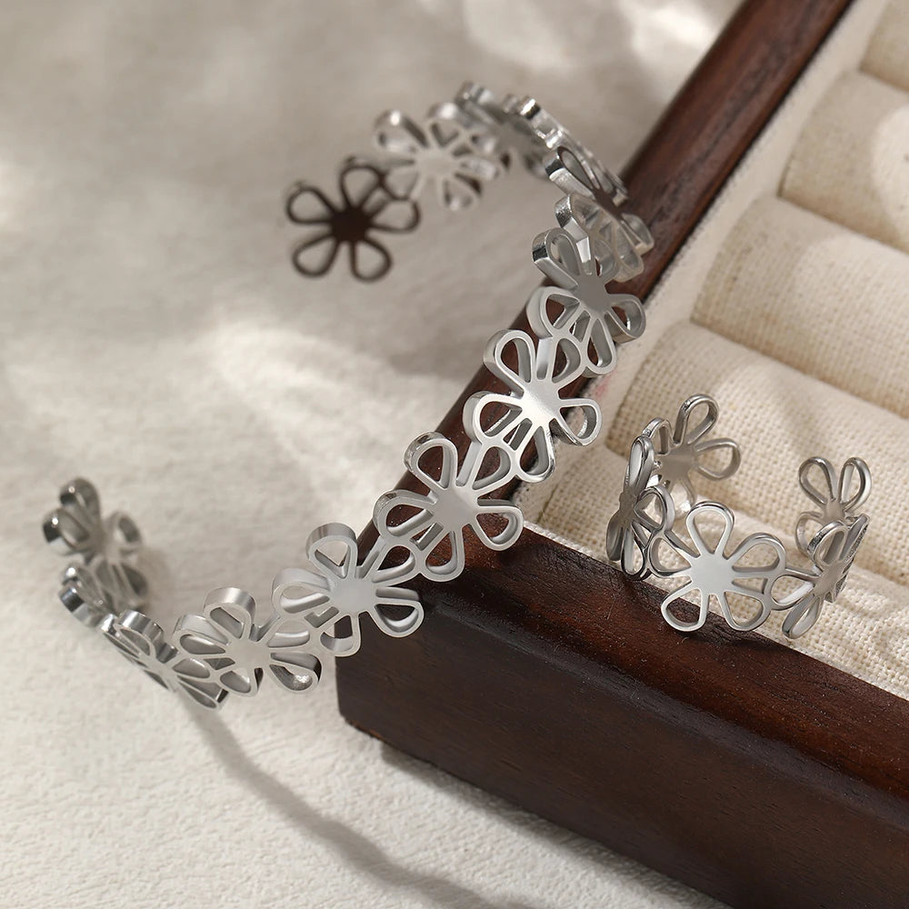 Ensemble de bagues et bracelets en acier inoxydable, style rétro original, ornés de fleurs ajourées. Bijou de haute qualité, inaltérable. Cadeau neuf.