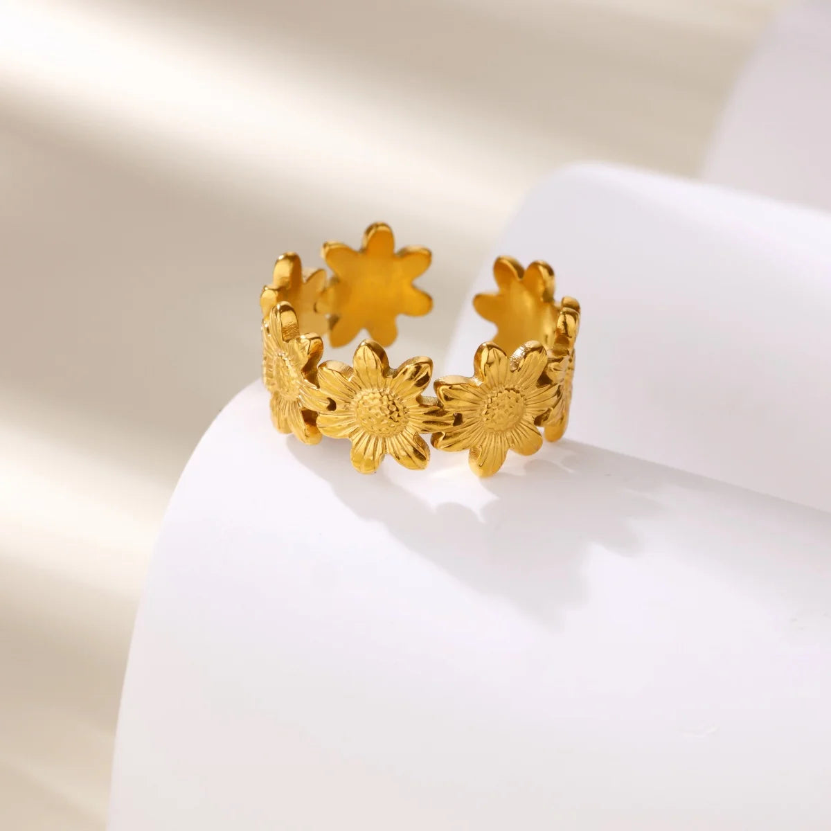 Bague délicate en acier inoxydable doré, ornée de fleurs, pour femme. Élégante et polyvalente, cette bague large est idéale au quotidien.