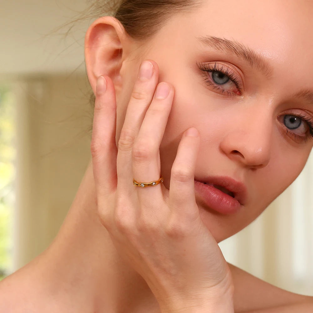 Bague E.B.belle en forme d'étoile à huit branches, ornée de strass, en acier inoxydable plaqué or 18 carats. Bijou raffiné pour femme, idéal pour les soirées et les rendez-vous.