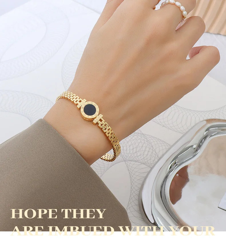 Bracelet jonc en acier chirurgical plaqué or 18 carats avec inscription « Retour à Rome » et chiffres romains.