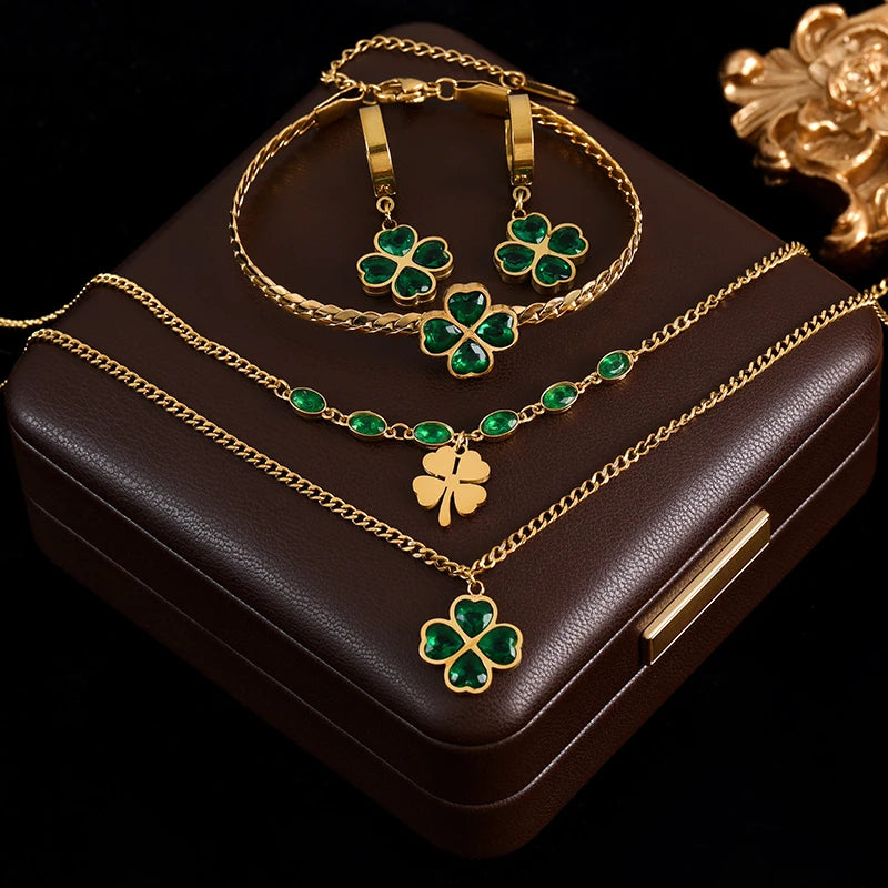Ensemble collier, boucles d'oreilles et bracelet GANEMLY en acier inoxydable 316L avec cristal vert et trèfle. Bijou tendance et imperméable.