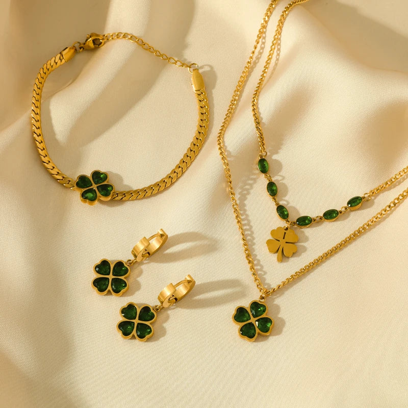 Ensemble collier, boucles d'oreilles et bracelet GANEMLY en acier inoxydable 316L avec cristal vert et trèfle. Bijou tendance et imperméable.