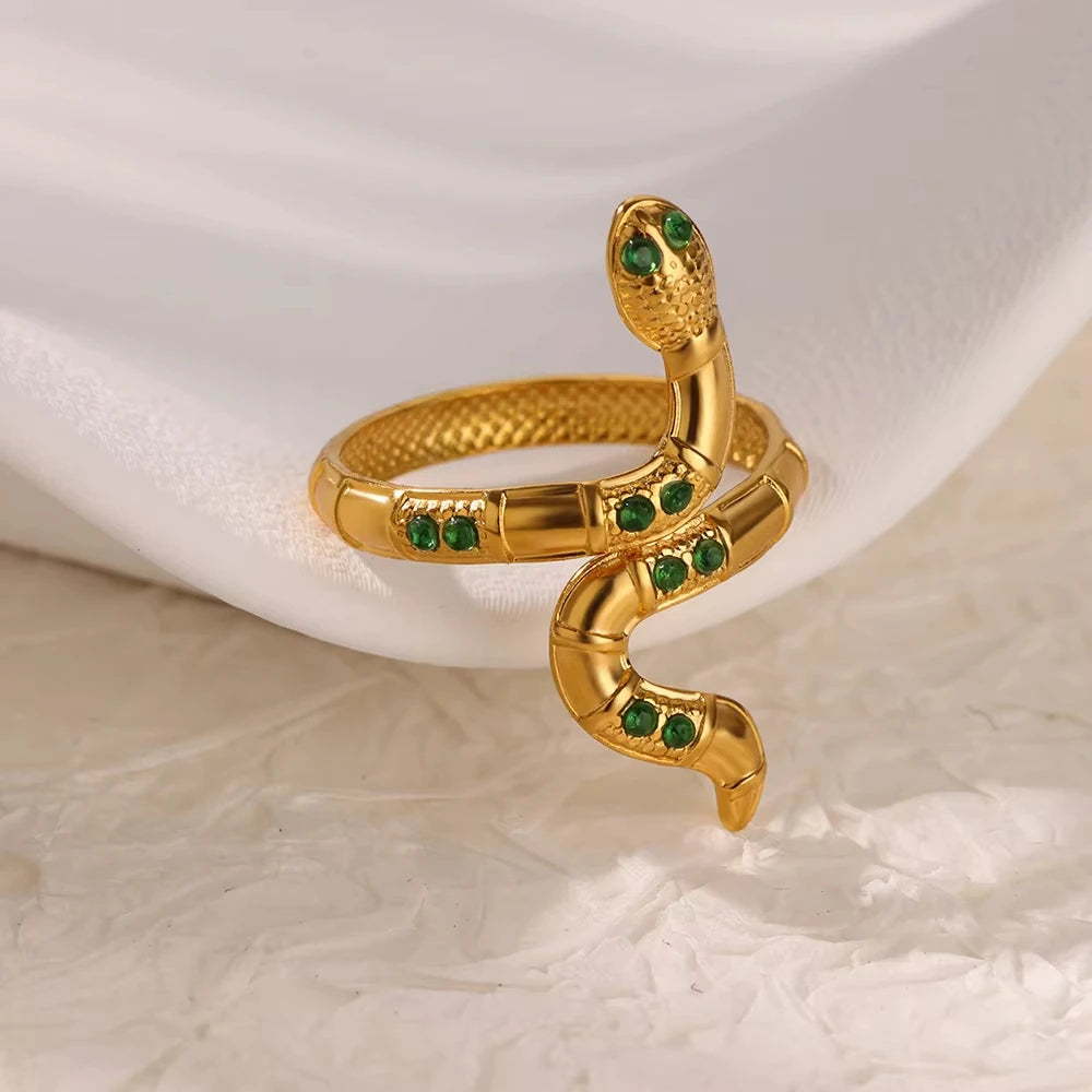Bague de luxe en acier inoxydable avec zircon vert et fleur pour femme, style serpent, plaquée or, idéale pour un mariage ou une soirée. Bijou d'exception.