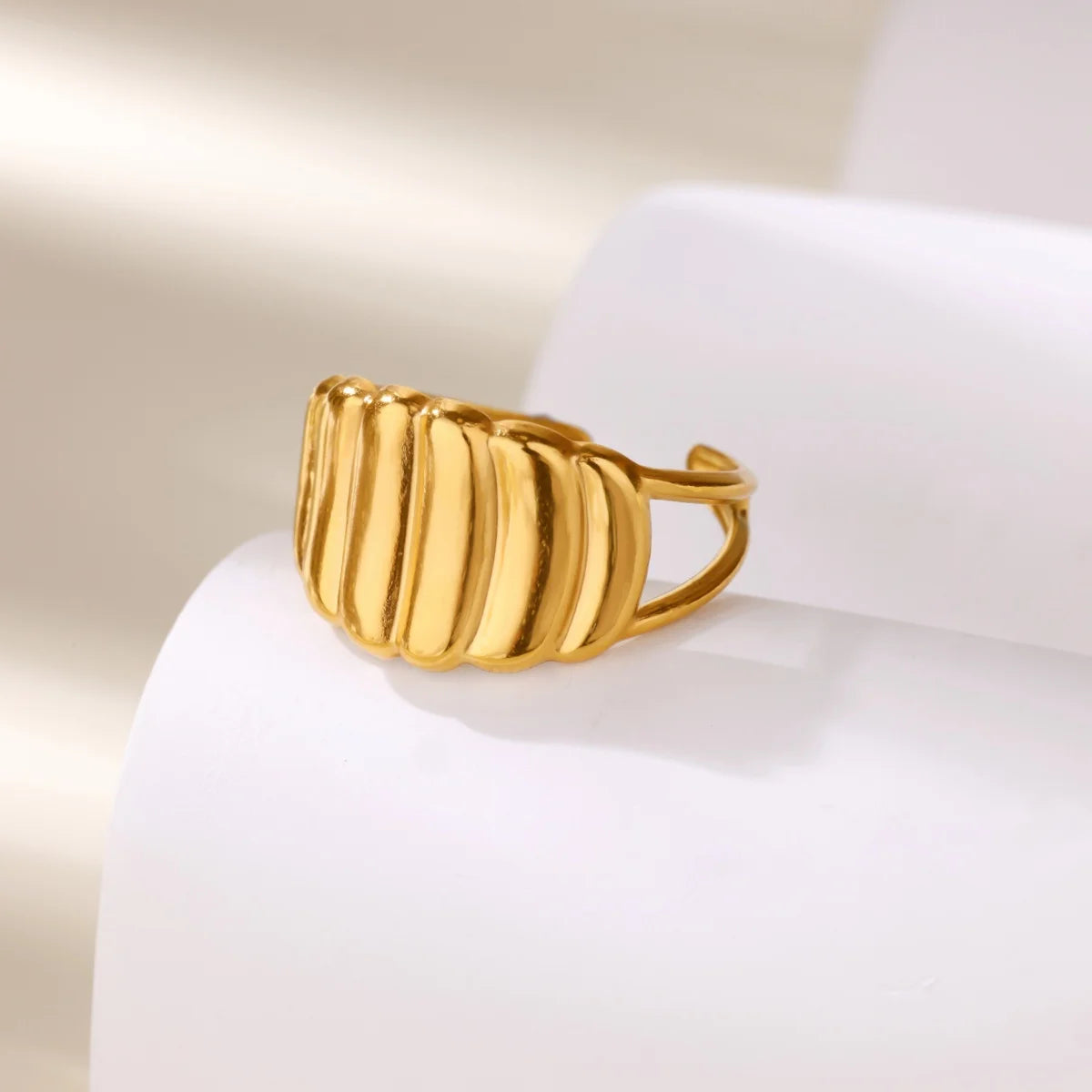 Bague délicate en acier inoxydable doré, ornée de fleurs, pour femme. Élégante et polyvalente, cette bague large est idéale au quotidien.