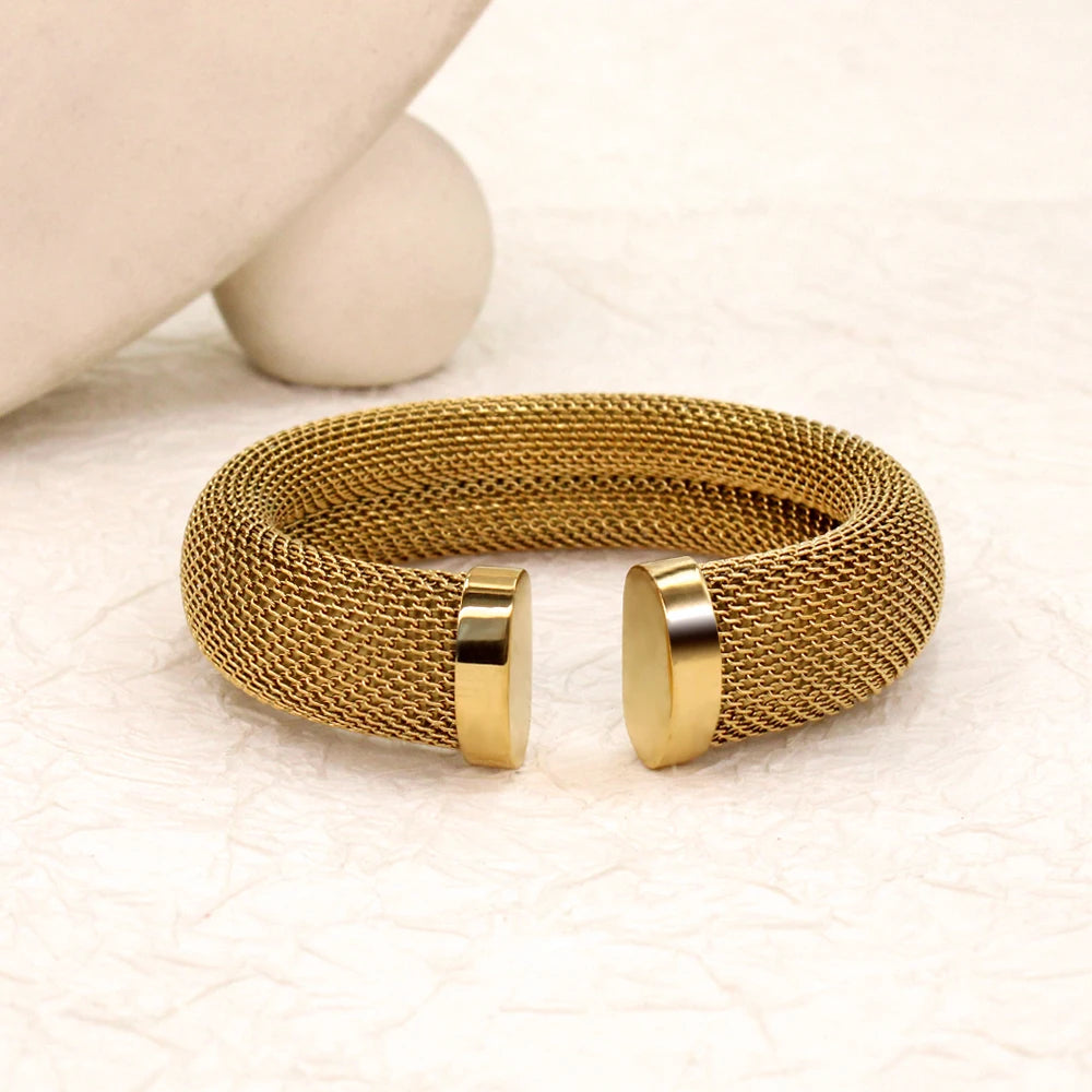 Bracelet jonc ouvert tendance en acier inoxydable 304L, plaqué or 18 carats, largeur 12 mm et épaisseur 16 mm. Bijou de poignet.