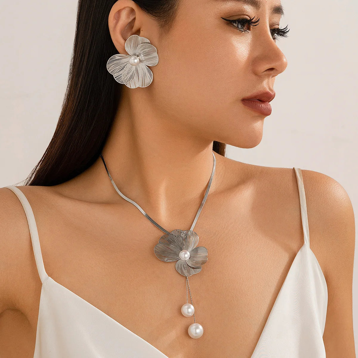 Ensemble de 2 pièces : collier et boucles d'oreilles de luxe, couleur or, orné de perles et de fleurs en relief. Bijou idéal pour un mariage ou une occasion spéciale.