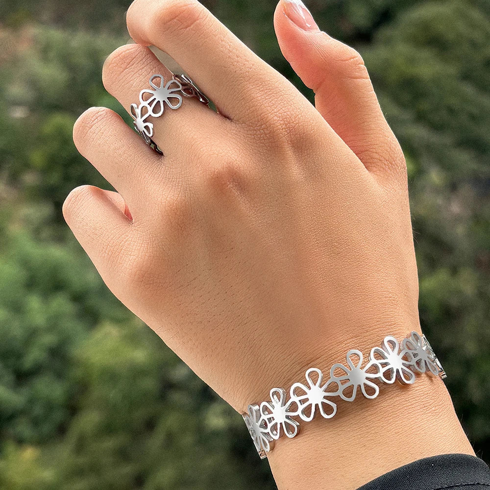 Ensemble de bagues et bracelets en acier inoxydable, style rétro original, ornés de fleurs ajourées. Bijou de haute qualité, inaltérable. Cadeau neuf.