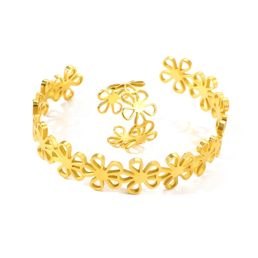 Ensemble de bagues et bracelets en acier inoxydable, style rétro original, ornés de fleurs ajourées. Bijou de haute qualité, inaltérable. Cadeau neuf.