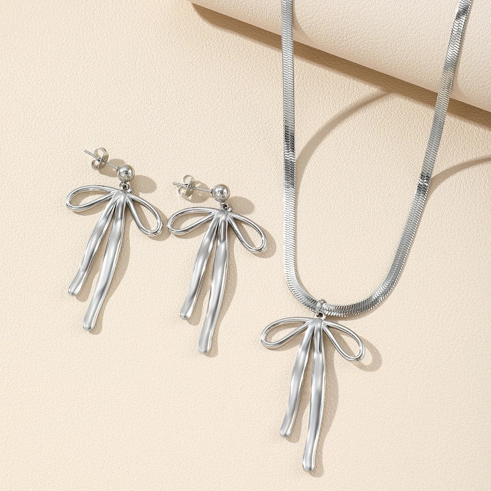 Ensemble Aomogo en acier inoxydable, luxueux et tendance, comprenant un pendentif nœud papillon, des boucles d'oreilles et un collier à chaîne en os de serpent. Bijou pour femme à porter au quotidien.