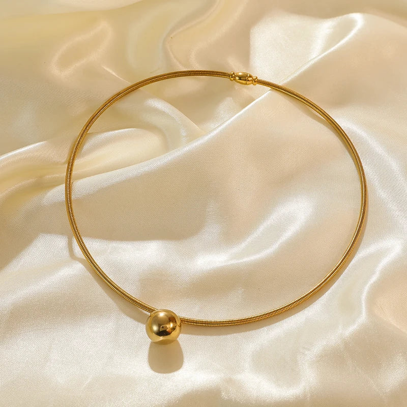 Collier ras du cou EILIECK en acier inoxydable 316L couleur or avec pendentif en perles creuses, inaltérable, idéal pour les cadeaux de fêtes.