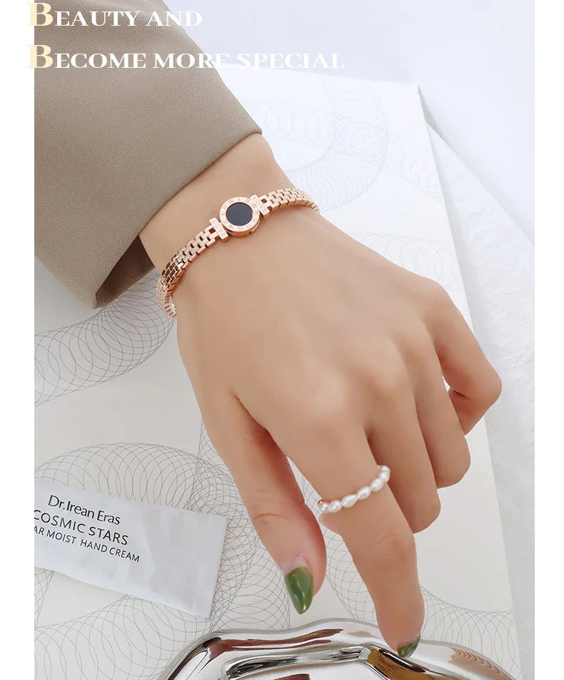 Bracelet jonc en acier chirurgical plaqué or 18 carats avec inscription « Retour à Rome » et chiffres romains.