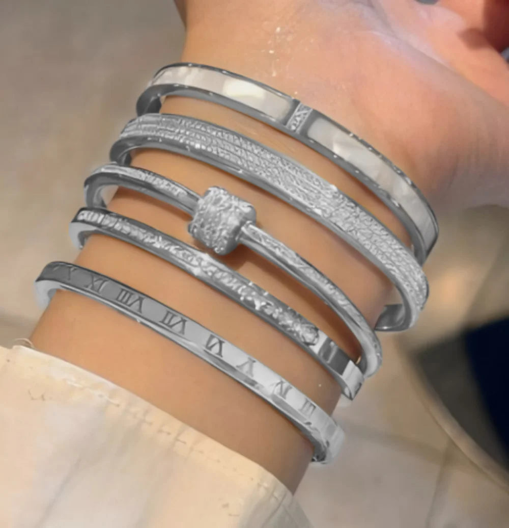 Bracelet de couple Yupsk en acier titane, orné de zircons brillants, disponible en or et argent. Bijou cadeau pour femme.