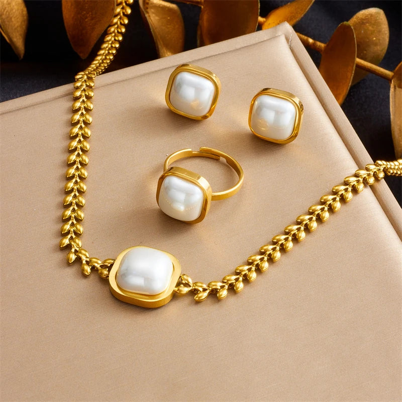 DIEYURO Ensemble de bijoux fantaisie en acier inoxydable 316L : collier, boucles d'oreilles et bague carrées avec grosse perle. Idéal pour femme et jeune fille. Un cadeau parfait pour les fêtes !