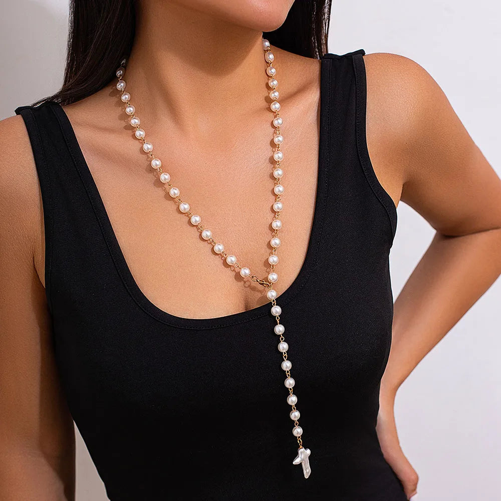 Collier pendentif cœur coquillage élégant, chaîne irrégulière en perles d'imitation, bijou unique pour femme, idéal pour la Saint-Valentin N0436