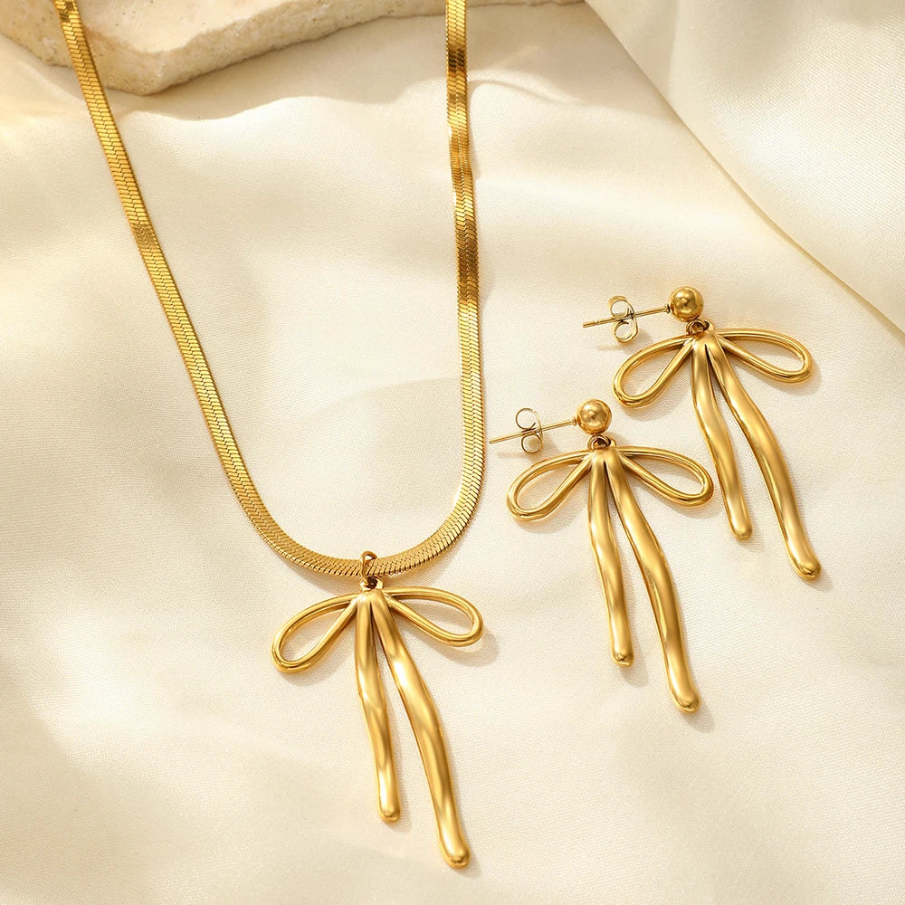 Ensemble Aomogo en acier inoxydable, luxueux et tendance, comprenant un pendentif nœud papillon, des boucles d'oreilles et un collier à chaîne en os de serpent. Bijou pour femme à porter au quotidien.