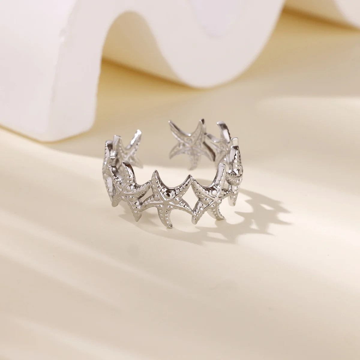 Bague délicate en acier inoxydable doré, ornée de fleurs, pour femme. Élégante et polyvalente, cette bague large est idéale au quotidien.