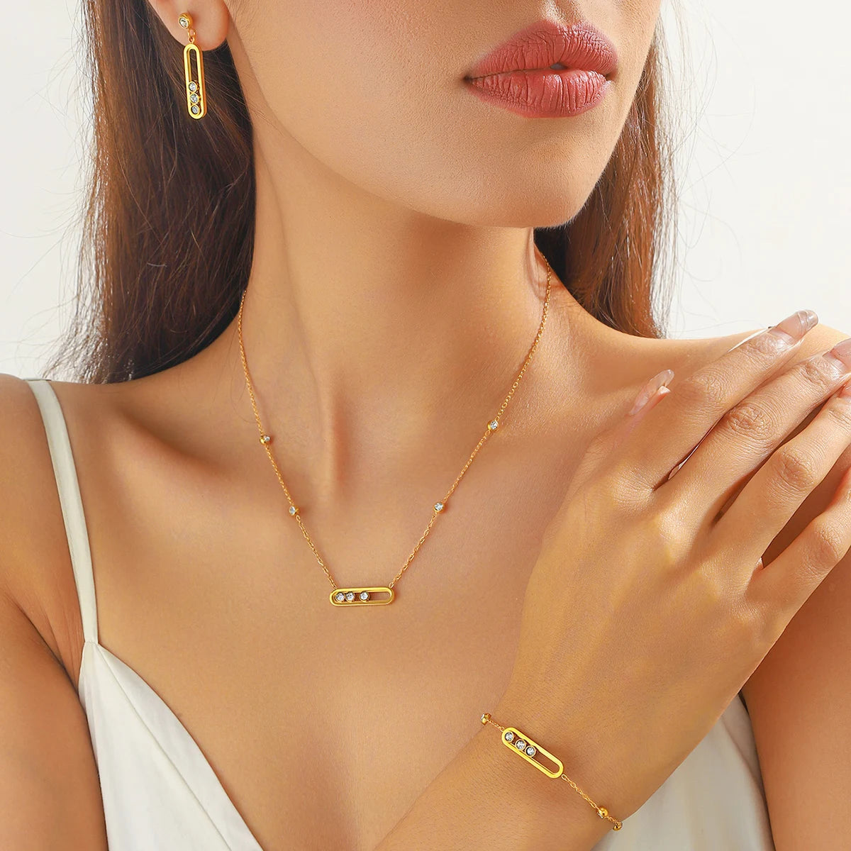 XIYANIKE Ensemble collier, bracelet et boucles d'oreilles en acier inoxydable 316L, forme rectangulaire arrondie, orné de cristaux blancs mobiles. Idée cadeau pour femme.