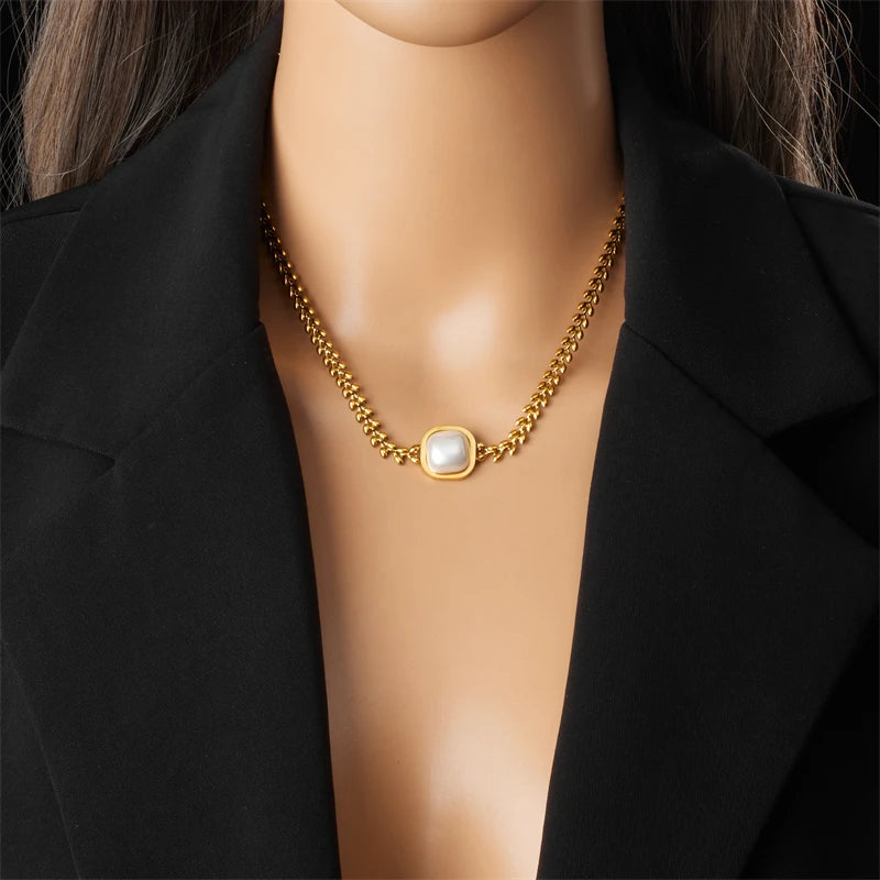 DIEYURO Ensemble de bijoux fantaisie en acier inoxydable 316L : collier, boucles d'oreilles et bague carrées avec grosse perle. Idéal pour femme et jeune fille. Un cadeau parfait pour les fêtes !