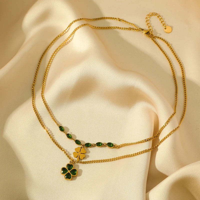 Ensemble collier, boucles d'oreilles et bracelet GANEMLY en acier inoxydable 316L avec cristal vert et trèfle. Bijou tendance et imperméable.