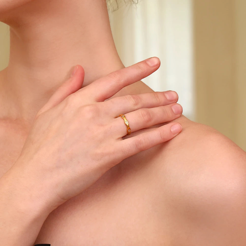Bague E.B.belle en forme d'étoile à huit branches, ornée de strass, en acier inoxydable plaqué or 18 carats. Bijou raffiné pour femme, idéal pour les soirées et les rendez-vous.