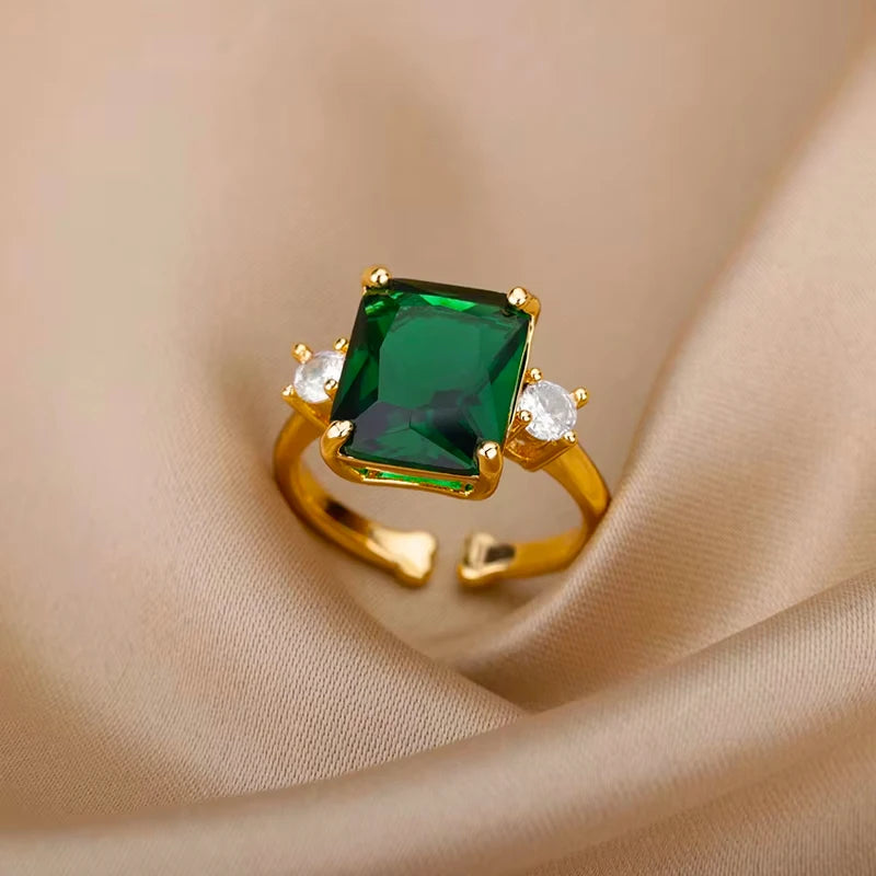 Bague de luxe en acier inoxydable avec zircon vert et fleur pour femme, style serpent, plaquée or, idéale pour un mariage ou une soirée. Bijou d'exception.