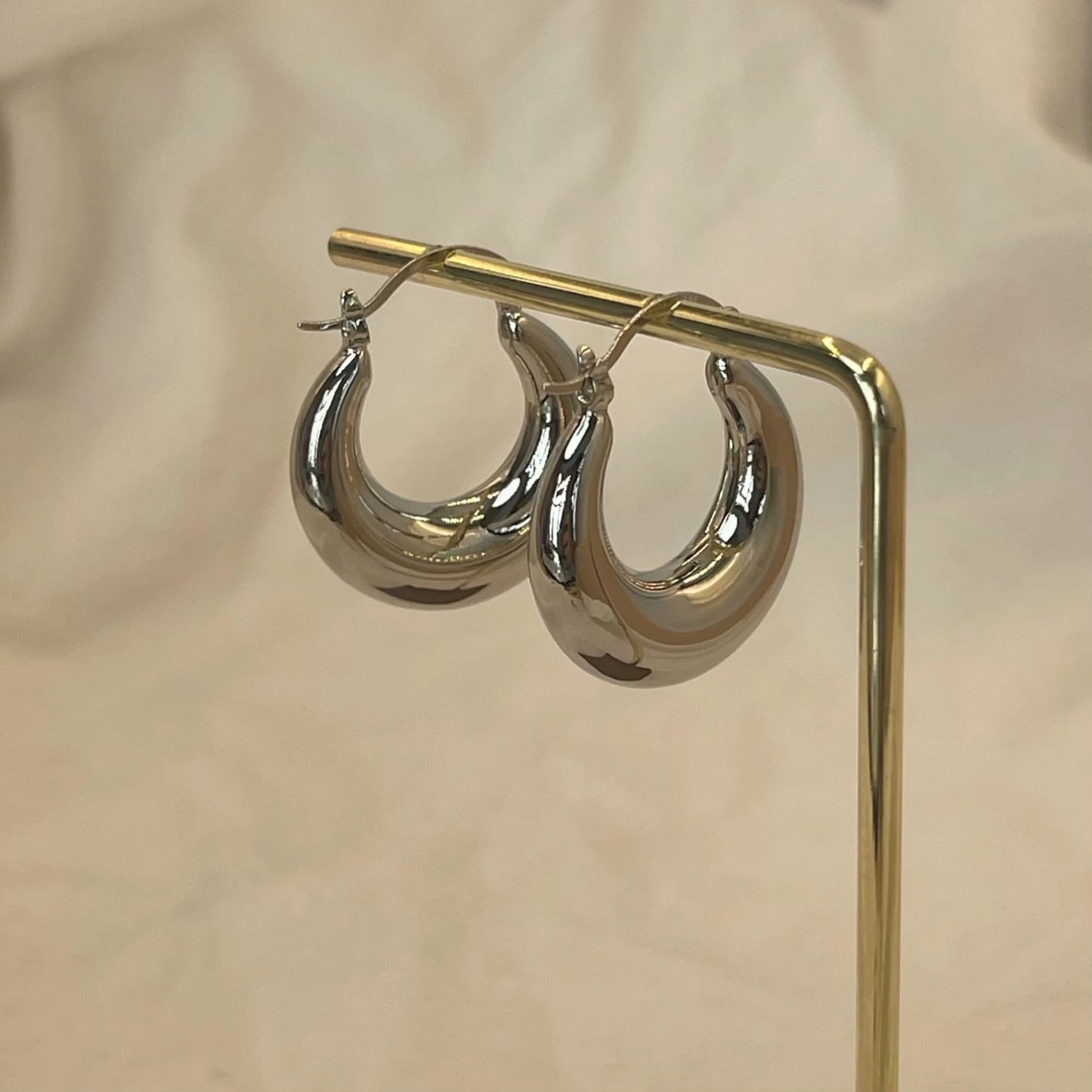 Boucles d'oreilles créoles rondes, lisses et raffinées, style 2024, en acier inoxydable, pour femmes et jeunes filles, idéales pour les mariages et les fêtes.